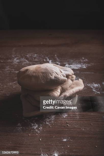 pan rabe sobre mesa de madera - horno pan stock pictures, royalty-free photos & images