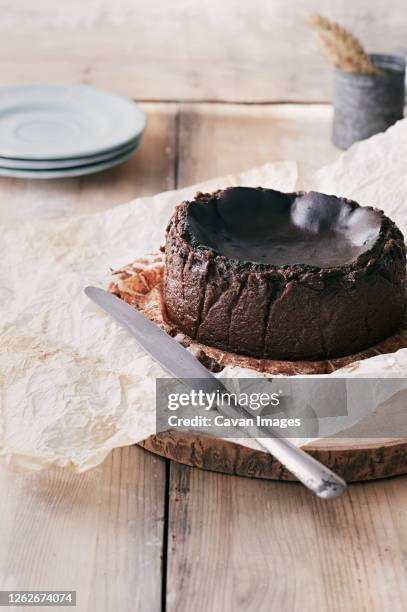 chocolate basque burnt cheesecake ready to serve - sachertorte stock-fotos und bilder