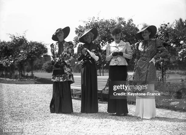 Spectatrices de la journée Hippique des Artistes à l'hippodrome du Tremblay, à Champigny-sur-Marne, dans le Val-de-Marne, le 17 juin 1936, France.