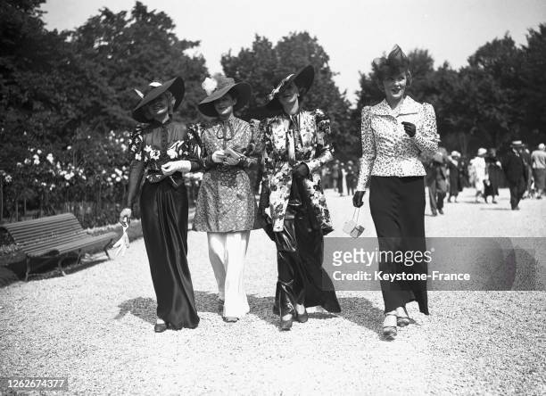 Spectatrices de la journée Hippique des Artistes à l'hippodrome du Tremblay, à Champigny-sur-Marne, dans le Val-de-Marne, le 17 juin 1936, France.