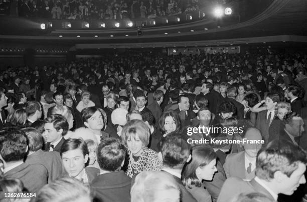 Public assistant à la première partie du concert des Beatles à l'Olympia de Paris, le 17 janvier 1964, France.