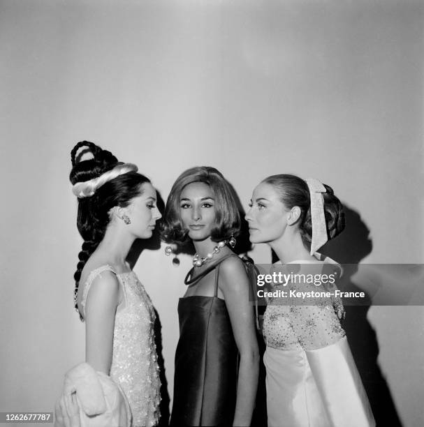 Trois coiffures créées par Molinaro, nattes, chignon ou coupe au carré, à Paris, France le 18 octobre 1966.