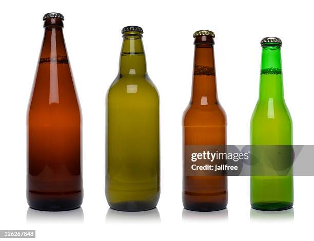 quatre différentes bouteilles de bière isolé sur blanc - cidre photos et images de collection