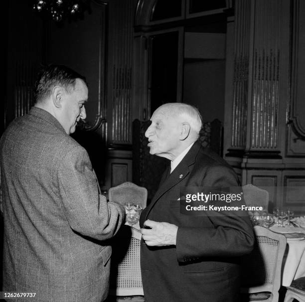 Le compositeur Georges Auric et l'écrivain André Maurois discutant lors du dîner des Académies, le 22 juin 1965, à Paris, France.