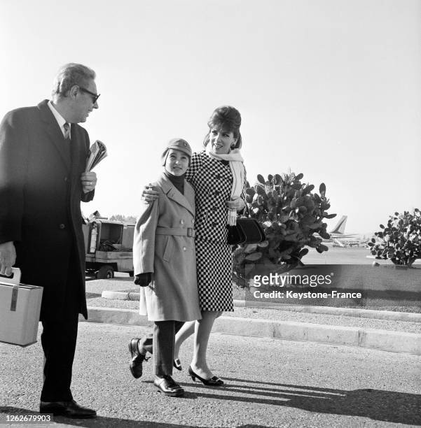 Dino de Lorentiis, Gina Lollobrigida et son fils Milko Skofic Jr à Nice, France le 1er janvier 1967.