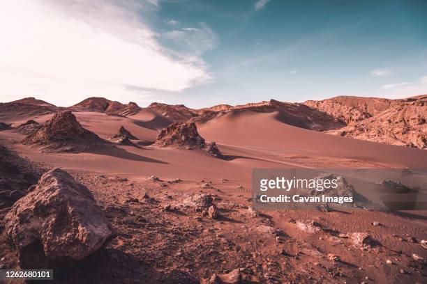 extreme mars-like arid landscape in atacama desert - antofagasta region stock-fotos und bilder