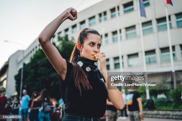 joven manifestante - blm riots fotografías e imágenes de stock