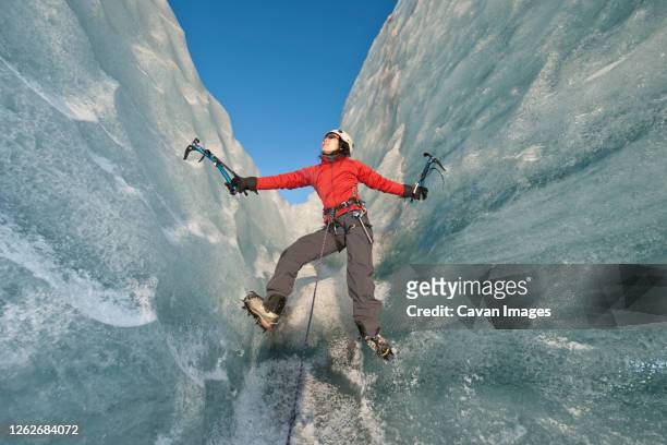 woman climbing on the fjallsjkull glacier in iceland - ice pick stockfoto's en -beelden