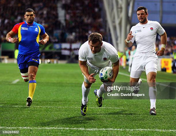 Mark Cueto of England scores their first try during the IRB 2011 Rugby World Cup Pool B match between England and Romania at Otago Stadium on...