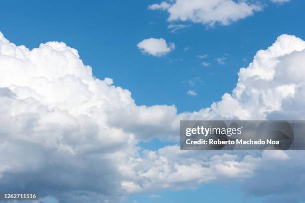 cumulo clouds in blue sky typical of north america summertime - cumulo stock-fotos und bilder