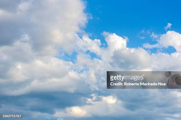 cumulo clouds in blue sky typical of north america summertime - cumulo stock-fotos und bilder