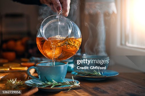 Obsttee mit Orangen, Zimt und Rosmarin Obsttee mit Orangen, Zimt und Rosmarin