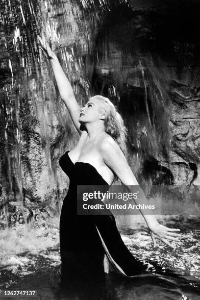 Kino. DAS SÜSSE LEBEN / La dolce vita ITA/FRA, 1960 / Federico Fellini ANITA EKBERG . Regie: Federico Fellini aka. La dolce vita / DAS SÜSSE LEBEN...