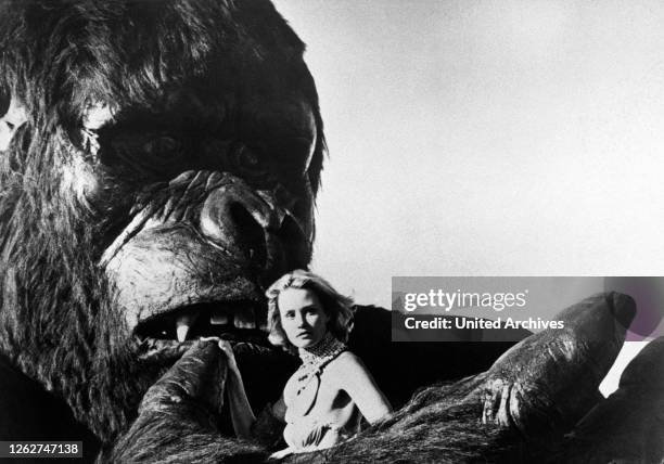 Kino. KING KONG / King Kong USA, 1976 / John Guillermin Szene: Dwan auf der Hand von King Kong. Regie: John Guillermin aka. King Kong / KING KONG...