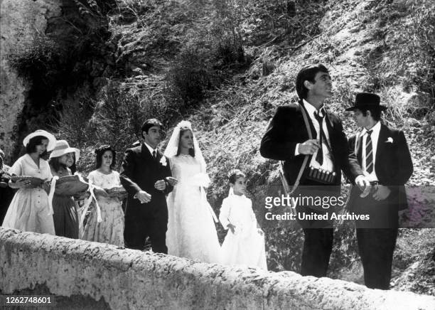 Kino. DER PATE The Godfather USA, 1972 Francis Ford Coppola Hochzeit von Michael Corleone und Apollonia Vitelli in Sizilien. Szene mit Michael's...