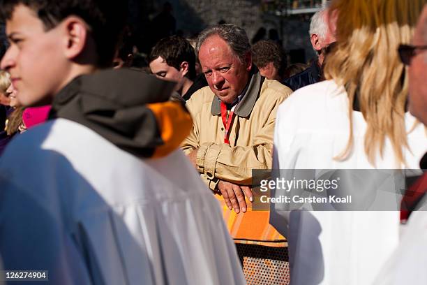 Believers attend a morning mass led by Pope Benedict XVI at Domplatz square in front of the Erfurter Dom cathedral on September 24, 2011 in Erfurt,...