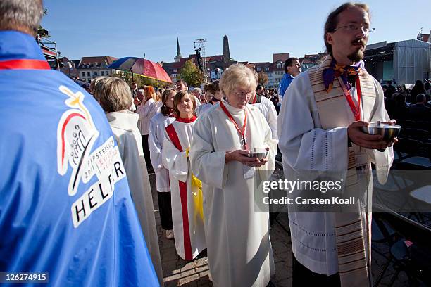 Believers attend a morning mass led by Pope Benedict XVI at Domplatz square in front of the Erfurter Dom cathedral on September 24, 2011 in Erfurt,...