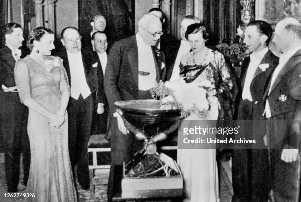 Kino. Der große Preis der italienischen Filmindustrie " Luce " wird, 1936 an LENI RIEFENSTAHL überreicht. Photo: Gräfin Chiano , Staatssekretär Funk,...