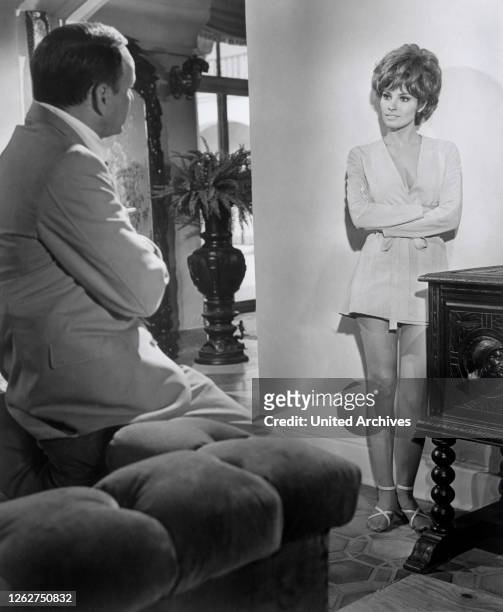 Kino. FRANK SINATRA , RAQUEL WELCH Regie: Gordon Douglas aka. Lady in Cement / DIE LADY IN ZEMENT USA, 1968.