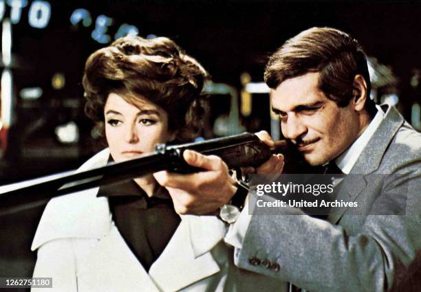 Kino. Ein Hauch Von Sinnlichkeit, Appointment, The, Ein Hauch Von Sinnlichkeit, Appointment, The, Anouk Aimee, Omar Sharif Frederico Fendi amuesiert...