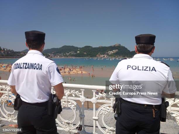 Two agents of the Local Police control the capacity allowed in La Concha Beach, on July 30 in San Sebastian, Guipuzcoa, Basque Country . The maximum...