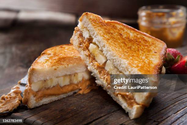 gegrilde pindakaas en bananensandwich - tosti stockfoto's en -beelden