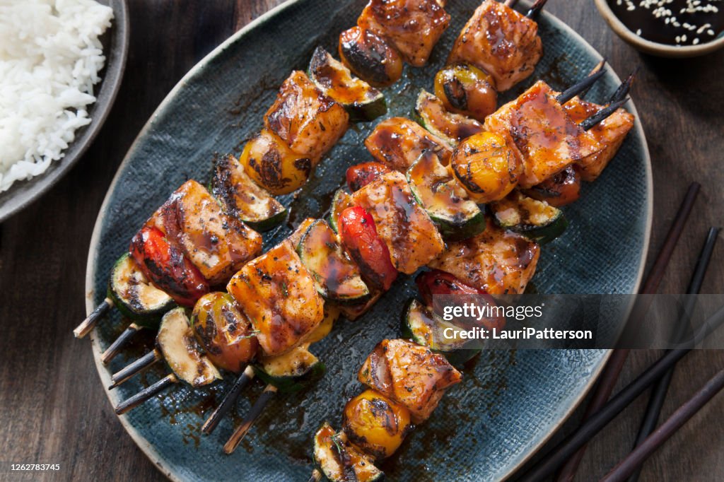 BBQ Teriyaki Glasierte Lachsspieße mit Zucchini, Tomaten und Reis