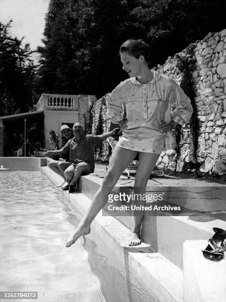 Kino. Am Swimmingpool des Blatzheim-Hotels "Parc Palace" in Lugano Walter Giller, Hausherr Hans Herbert Blatzheim, Nadja Tiller, Schweiz, 1960er...