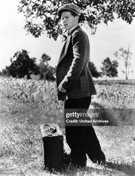 Kino. Teufelskerle, USA Regie: Norman Taurog, MICKEY ROONEY, Stichwort: Hut, Koffer, Wiese.