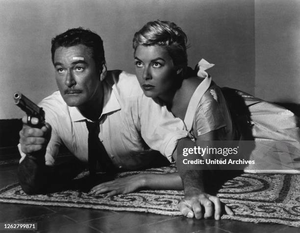 Kino. Jagd durch Havanna, USA, 1956 s/w, Regie: Richard Wilson, ERROL FLYNN, ROSSANA RORY, Stichwort: Waffe, Revolver, Pflaster.