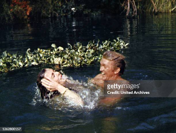 Kino. Tarzan, der Herr des Urwalds, USA Regie: Joseph M. Newman, JOANNA BARNES, DENNIS MILLER, Stichwort: Baden, Teich, Wasser, See.