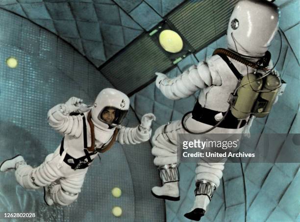 Kino. Ufos zerstoeren die Erde, JAP-USA Regie: Inoshiro Honda, Szene, Stichwort: Astronauten, Schwerelosigkeit, Raumfahrt.