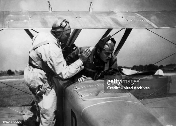 Kino. Quax, der Bruchpilot, D Regie: Kurt Hoffmann, LOTHAR FIRMANS, HEINZ RÜHMANN, Stichwort: Flugzeug, Pilot, Doppeldecker, Sturmhaube.