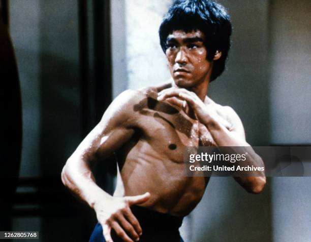 Actor and martial artist Bruce Lee in a publicity still for 'Enter the Dragon', directed by Robert Clouse, Hong Kong, 1973. Stichwort: Muskeln,...