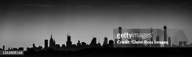 new york skyline silhouette - queens stad new york stock-fotos und bilder
