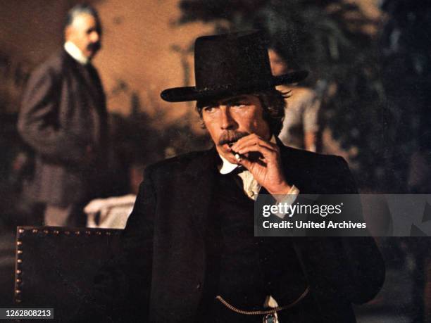 Kino. Pat Garrett & Billy the Kid, USA Regie: Sam Peckinpah, JAMES COBURN, Stichwort: Hut, Cigarrillo.