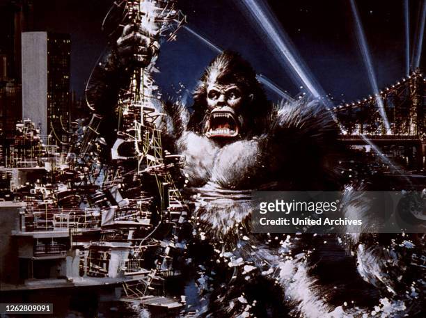 Kino. King Kong, USA Regie: John Guillermin, KING KONG bricht aus Angst vor den Blitzlichtern der Fotografen aus und zerstört das World Trade Center.