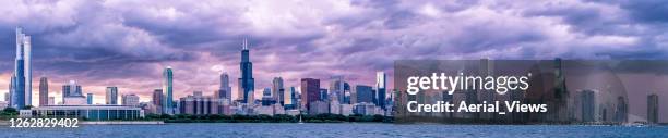 dramatisches panorama der skyline von chicago bei sonnenuntergang - lake shore drive chicago stock-fotos und bilder