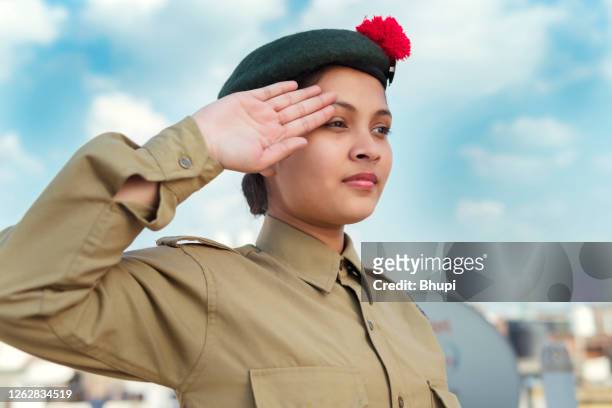 獨立日快樂 - 穿著 ncc 制服的女孩, 向藍天致敬。 - indian army 個照片及圖片檔