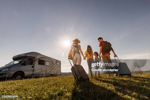 hieronder uitzicht van gelukkige familie gaan op een reis met kamp trailer. - family caravan stockfoto's en -beelden