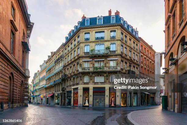 narrow historic street with old buildings in toulouse - centre ville france photos et images de collection