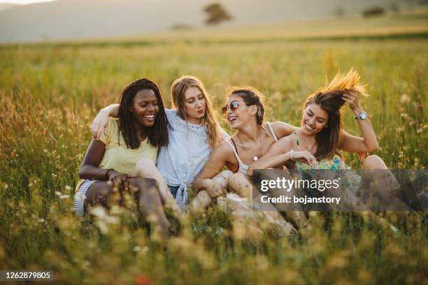 perfekter sommertag mit meinen freundinnen - frau blumenwiese stock-fotos und bilder