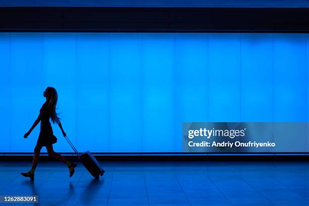 on the run - airport lights stock-fotos und bilder