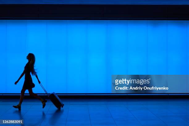 on the run - airport wall stock pictures, royalty-free photos & images