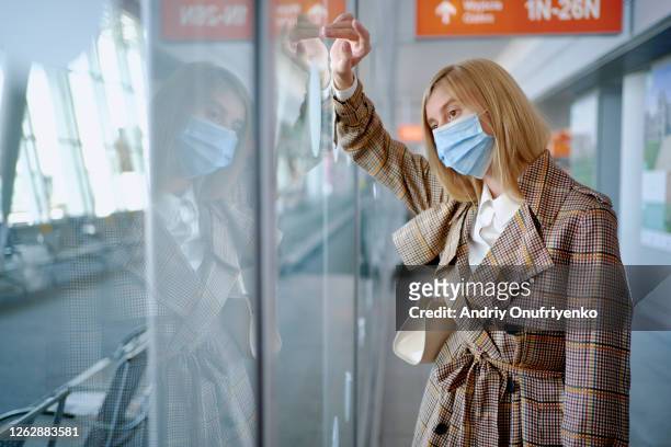 woman wearing mask inside airport. - frankfurt international airport 個照片及圖片檔