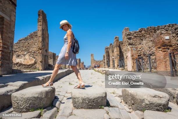 wandelen in de ruïnes van pompeii - active volcano stockfoto's en -beelden