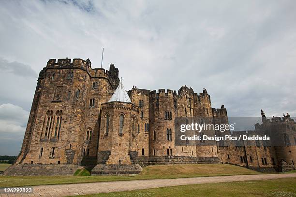 alnwick castle (used as a stand-in for harry potter's hogwarts) - castillo de alnwick fotografías e imágenes de stock