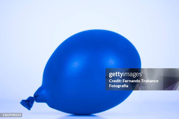 blue balloon - helium balloon burst fotografías e imágenes de stock