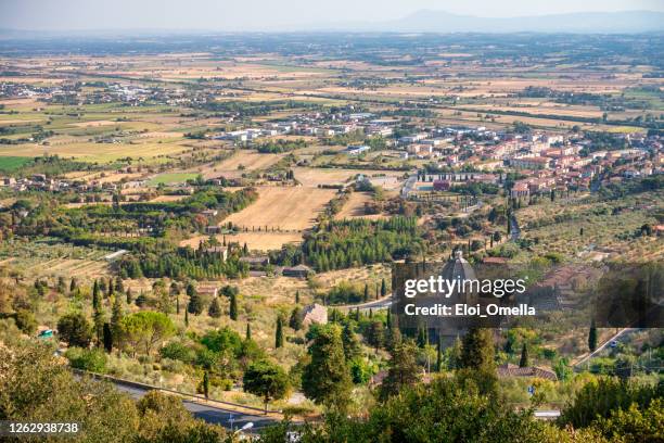 toscane landschap uit cortona, italië - arezzo stockfoto's en -beelden