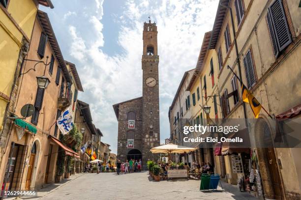 palazzo dei priori on piazza del popolo in montalcino, tuscany - montalcino imagens e fotografias de stock